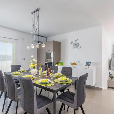 Modern 8 P With A Private Pool, Spacious Garden And Terrace Casa de Férias Novigrad Istria
