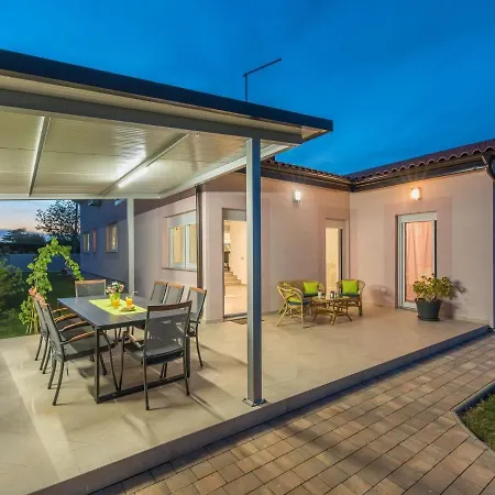 Modern 8 P With A Private Pool, Spacious Garden And Terrace *