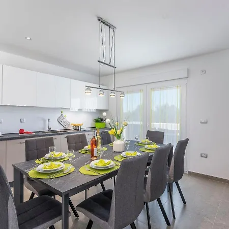 Casa de Férias Modern 8 P With A Private Pool, Spacious Garden And Terrace *