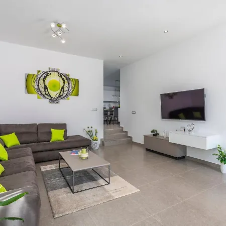 Modern 8 P With A Private Pool, Spacious Garden And Terrace Novigrad Istria