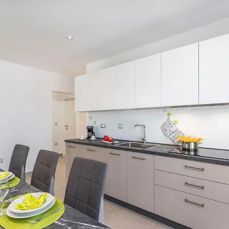 Casa de Férias Modern 8 P With A Private Pool, Spacious Garden And Terrace *