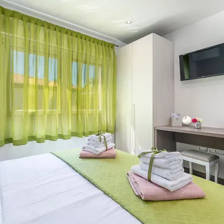 Casa de Férias Modern 8 P With A Private Pool, Spacious Garden And Terrace *