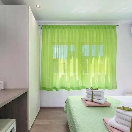 Casa de Férias Modern 8 P With A Private Pool, Spacious Garden And Terrace Novigrad Istria