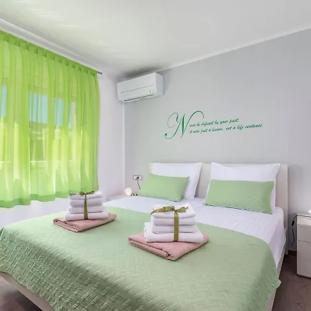 Modern 8 P With A Private Pool, Spacious Garden And Terrace Novigrad Istria