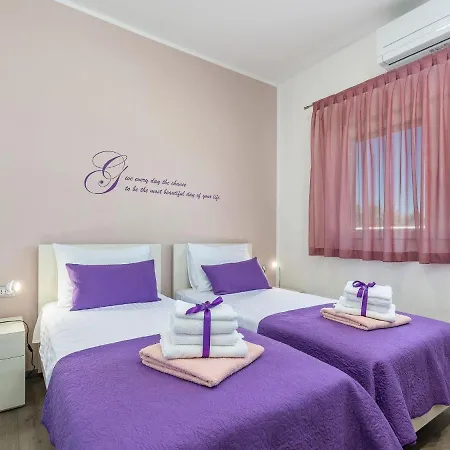 Modern 8 P With A Private Pool, Spacious Garden And Terrace *