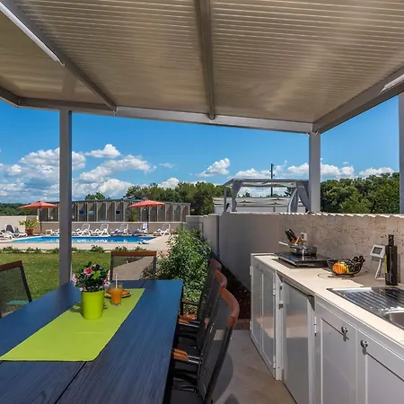 Modern 8 P With A Private Pool, Spacious Garden And Terrace *