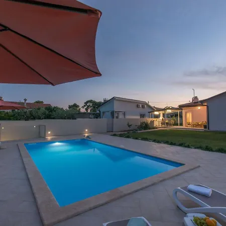 Modern 8 P With A Private Pool, Spacious Garden And Terrace Casa de Férias *