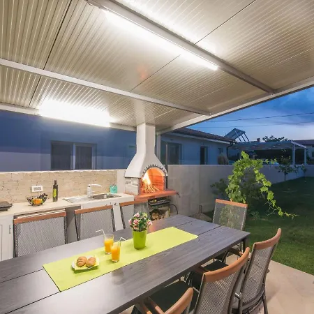 Modern 8 P With A Private Pool, Spacious Garden And Terrace Casa de Férias Novigrad Istria