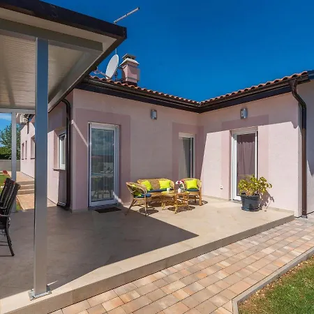 Modern 8 P With A Private Pool, Spacious Garden And Terrace Holiday home