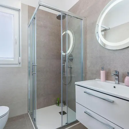 Modern 8 P With A Private Pool, Spacious Garden And Terrace Holiday home *