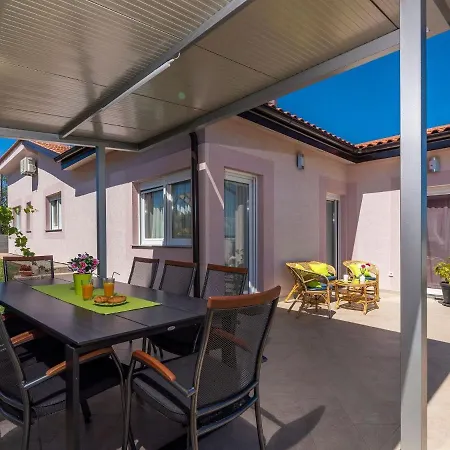 Modern 8 P With A Private Pool, Spacious Garden And Terrace *