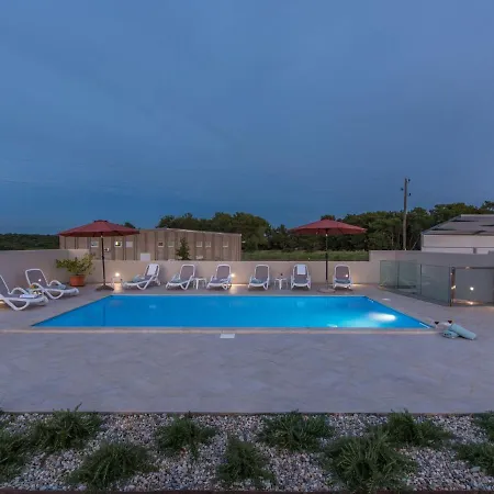 Modern 8 P With A Private Pool, Spacious Garden And Terrace Holiday home *
